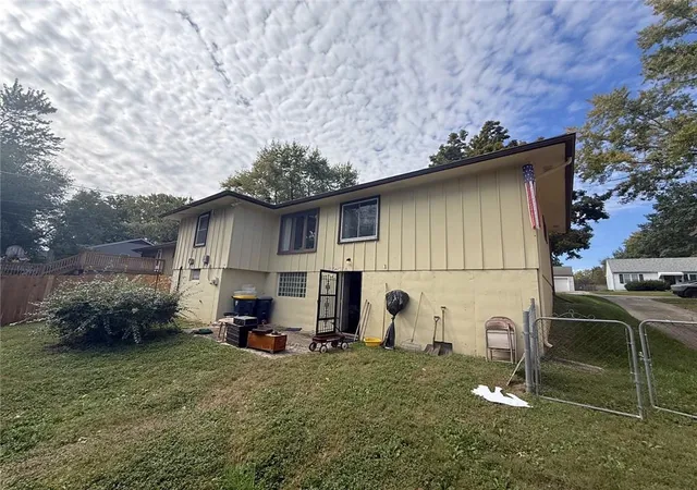 Photo 3 of Single family home for sale at 8207 Kenwood Ave, Kansas City, MO 64131 | MLS# 2647482 | Listing updated on 2026-10-21