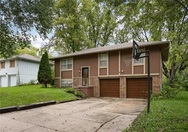 Photo 1 of Single family home for sale at 317 SW Shamrock Pl, Blue Springs, MO 64014 | MLS# 2647483 | Listing updated on 2026-10-18