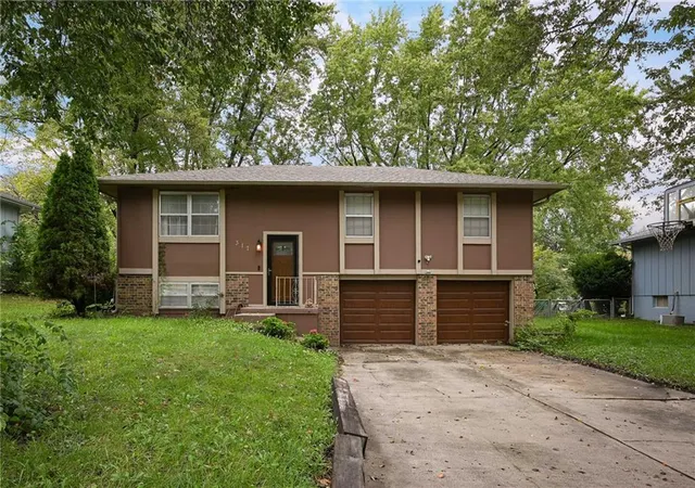 Photo 2 of Single family home for sale at 317 SW Shamrock Pl, Blue Springs, MO 64014 | MLS# 2647483 | Listing updated on 2026-10-18