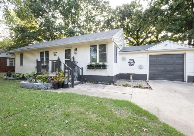 Single family home for sale at 408 Warwick St, Coffeyville, KS 67337 | MLS# 2647495