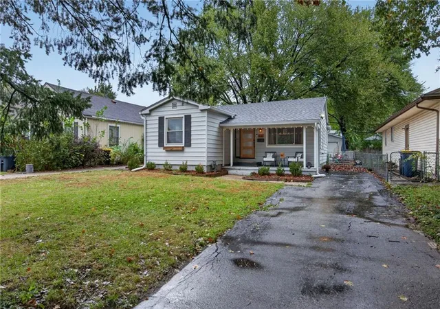 Photo 3 of Sale Pending at 108 E 79th Terrace, Kansas City, MO 64114 | MLS# 2647496 | Listing updated on 2026-10-18