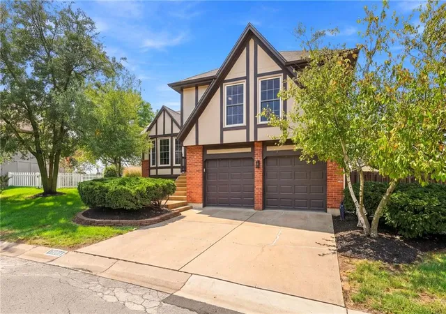 Photo 2 of Sale Pending at 12604 Fountain Lake Dr, Grandview, MO 64030 | MLS# 2647497 | Listing updated on 2026-10-20