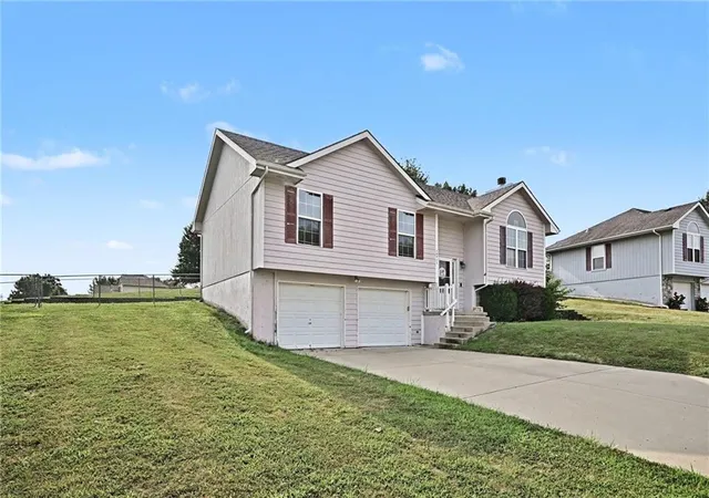 Photo 3 of Single family home for sale at 18713 Primrose St, Smithville, MO 64089 | MLS# 2647501 | Listing updated on 2026-10-17
