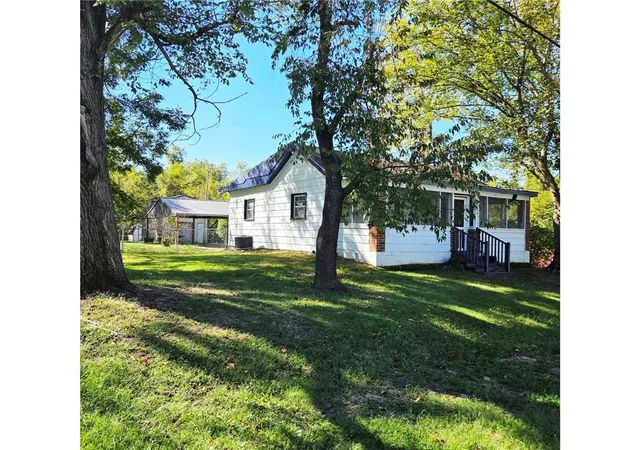 Photo 2 of Single family home for sale at 416 W Gravel St, Clinton, MO 64735 | MLS# 2647539 | Listing updated on 2026-10-21