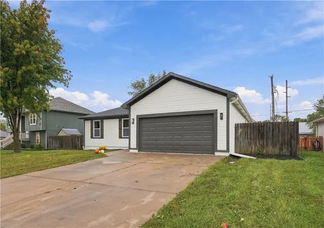 Photo 3 of Single family home for sale at 106 Trinity Cir, Harrisonville, MO 64701 | MLS# 2647541 | Listing updated on 2026-10-19