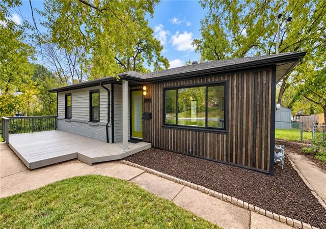 Single family home for sale at 2919 NE Russell Rd, Kansas City, MO 64117 | MLS# 2647555