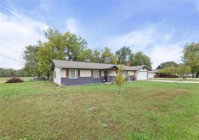 Photo 3 of Single family home for sale at 314 Mcatee Rd, Iola, KS 66749 | MLS# 2647570 | Listing updated on 2026-10-18