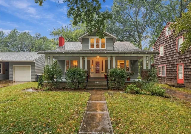 Photo 2 of Sale Pending at 7516 Locust St, Kansas City, MO 64131 | MLS# 2647580 | Listing updated on 2026-10-25