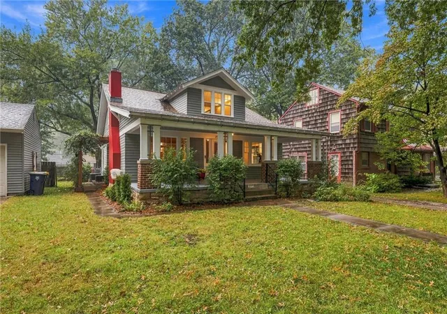 Photo 3 of Sale Pending at 7516 Locust St, Kansas City, MO 64131 | MLS# 2647580 | Listing updated on 2026-10-25