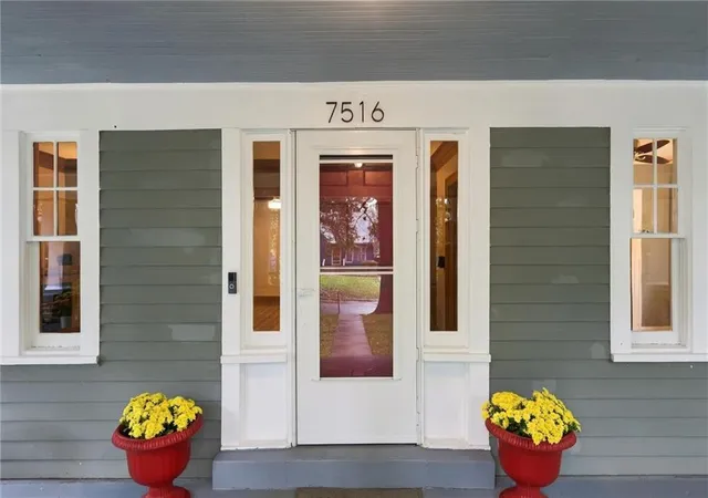Photo 4 of Sale Pending at 7516 Locust St, Kansas City, MO 64131 | MLS# 2647580 | Listing updated on 2026-10-25