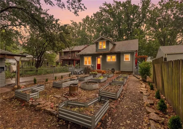 Photo 1 of Sale Pending at 7516 Locust St, Kansas City, MO 64131 | MLS# 2647580 | Listing updated on 2026-10-25