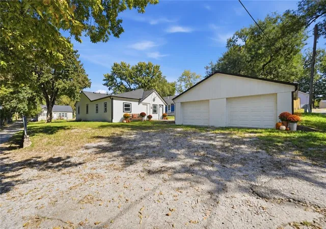 Photo 2 of Sale Pending at 817 Pawnee St, Leavenworth, KS 66048 | MLS# 2647583 | Listing updated on 2026-10-22
