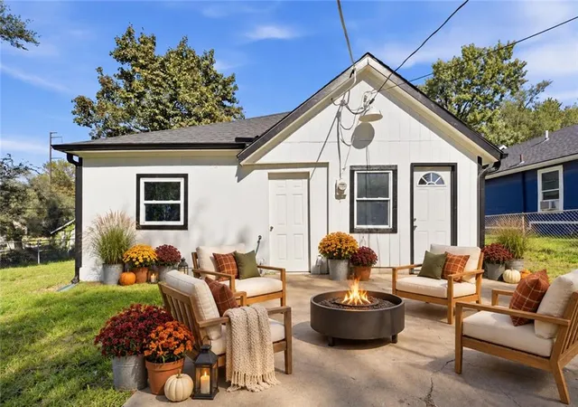 Photo 3 of Sale Pending at 817 Pawnee St, Leavenworth, KS 66048 | MLS# 2647583 | Listing updated on 2026-10-22