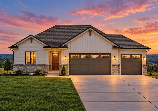 Single family home for sale at 2225 S Quail Dr, Independence, MO 64057 | MLS# 2647607