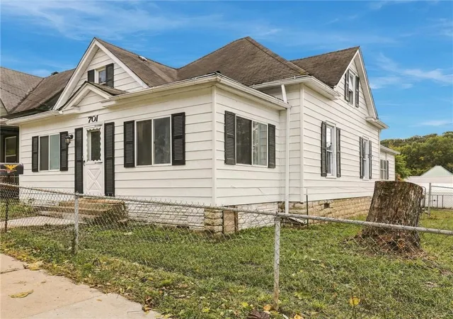Single family home for sale at 701 Isley Blvd, Excelsior Springs, MO 64024 | MLS# 2647612