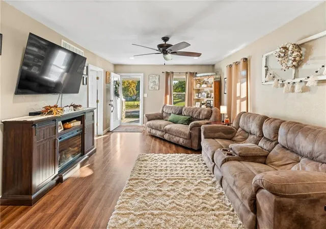 Photo 4 of Single family home for sale at 402 S Olive St, Gallatin, MO 64640 | MLS# 2647617 | Listing updated on 2026-10-22