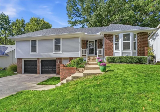 Photo 1 of Single family home for sale at 800 Sw Savannah Dr, Lees Summit, MO 64081 | MLS# 2647635 | Listing updated on 2026-10-22