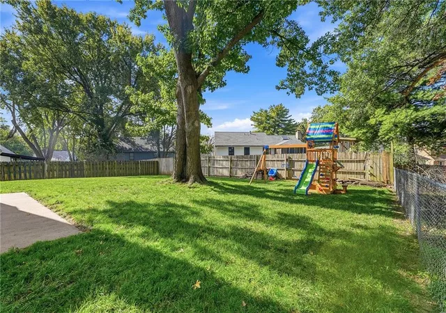 Photo 4 of Single family home for sale at 800 SW Savannah Dr, Lees Summit, MO 64081 | MLS# 2647635 | Listing updated on 2026-10-22