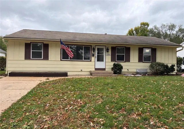 Single family home for sale at 1305 Farview Dr, Independence, MO 64056 | MLS# 2647640