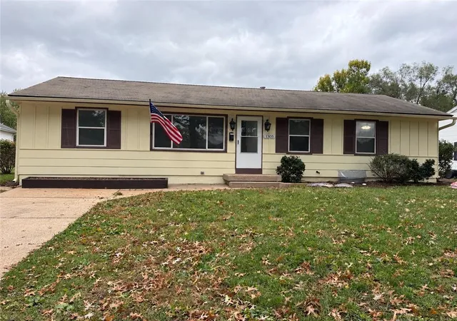 Photo 1 of Single family home for sale at 1305 Farview Dr, Independence, MO 64056 | MLS# 2647640 | Listing updated on 2026-10-26