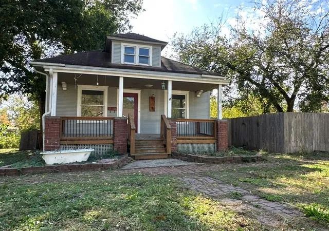 Photo 1 of Single family home for sale at 105 E Miami St, Paola, KS 66071 | MLS# 2647644 | Listing updated on 2026-10-29