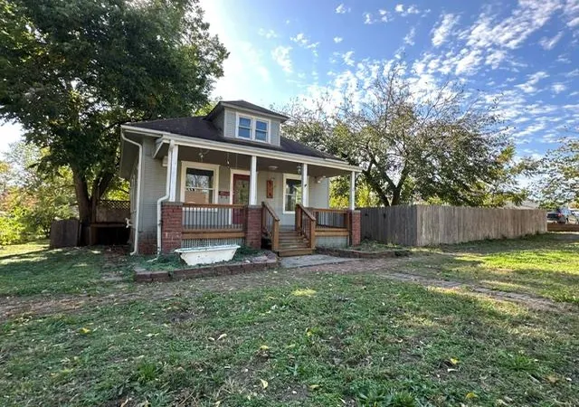Photo 2 of Single family home for sale at 105 E Miami St, Paola, KS 66071 | MLS# 2647644 | Listing updated on 2026-10-29