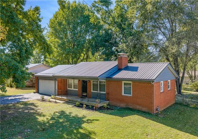 Photo 2 of Single family home for sale at 423 Olive St, Windsor, MO 65360 | MLS# 2647650 | Listing updated on 2026-10-28