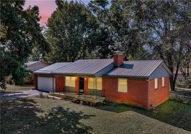 Photo 3 of Single family home for sale at 423 Olive St, Windsor, MO 65360 | MLS# 2647650 | Listing updated on 2026-10-28