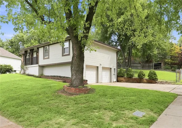 Photo 2 of Single family home for sale at 1601 N Glen Ellyn St, Independence, MO 64056 | MLS# 2647652 | Listing updated on 2026-10-18