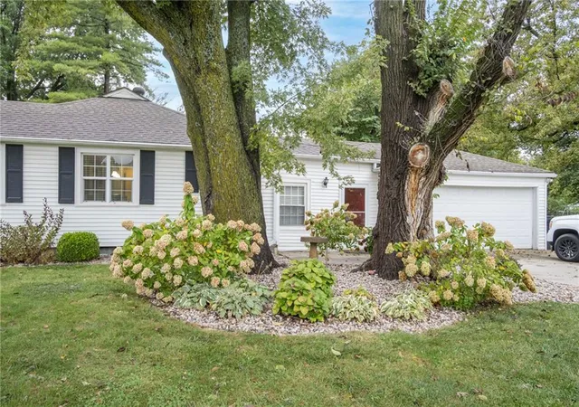 Photo 1 of Single family home for sale at 400 Nw Frances Rd, Lees Summit, MO 64063 | MLS# 2647653 | Listing updated on 2026-10-20