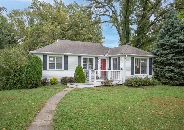 Photo 2 of Single family home for sale at 400 Nw Frances Rd, Lees Summit, MO 64063 | MLS# 2647653 | Listing updated on 2026-10-20