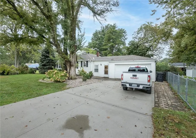 Photo 3 of Single family home for sale at 400 Nw Frances Rd, Lees Summit, MO 64063 | MLS# 2647653 | Listing updated on 2026-10-20