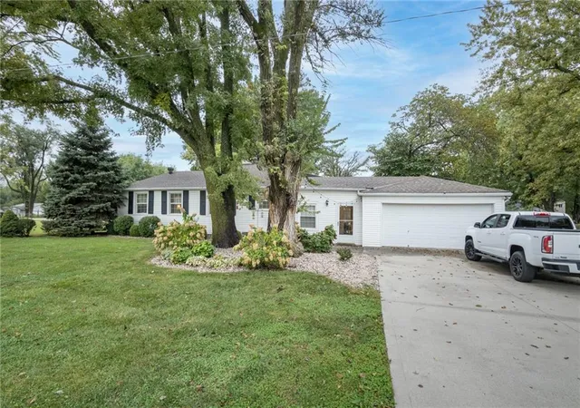 Photo 3 of Single family home for sale at 400 NW Frances Rd, Lees Summit, MO 64063 | MLS# 2647653 | Listing updated on 2026-10-20