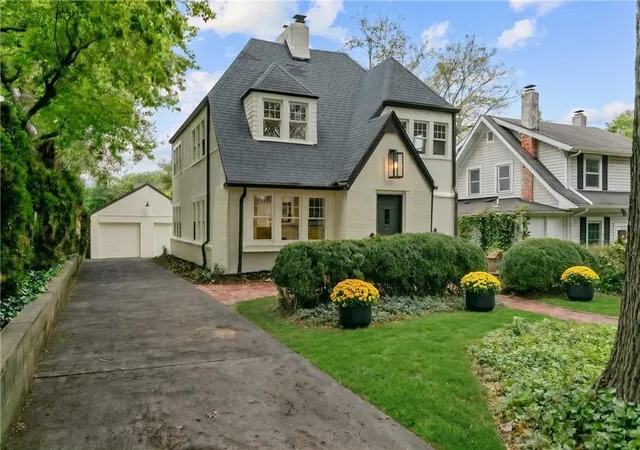 Photo 2 of Single family home for sale at 5616 Wyandotte St, Kansas City, MO 64113 | MLS# 2647656 | Listing updated on 2026-10-21