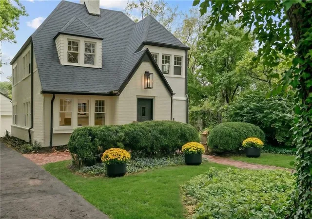 Photo 3 of Single family home for sale at 5616 Wyandotte St, Kansas City, MO 64113 | MLS# 2647656 | Listing updated on 2026-10-21