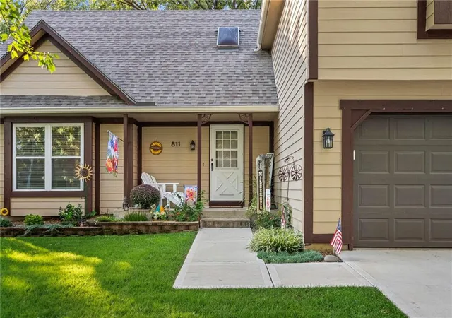 Photo 3 of Single family home for sale at 811 N Mesa St, Olathe, KS 66061 | MLS# 2647665 | Listing updated on 2026-10-23