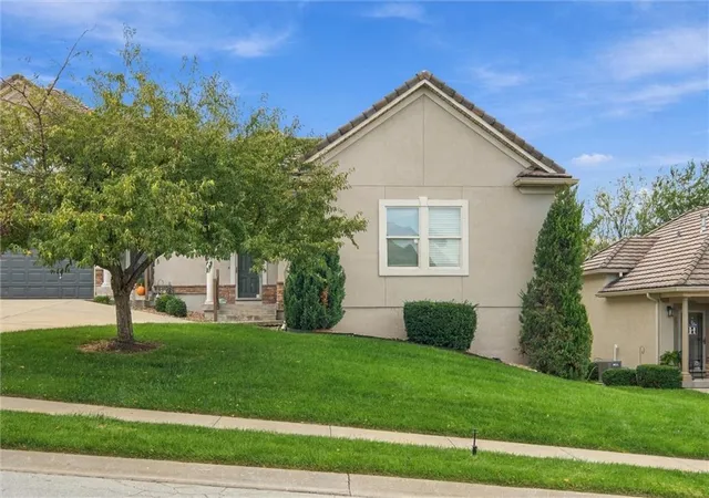 Photo 2 of Townhouse for sale at 811 NE Lone Hl Dr, Lees Summit, MO 64064 | MLS# 2647687 | Listing updated on 2026-10-29