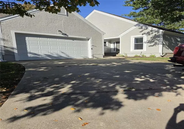 Photo 1 of Townhouse for sale at 9704 N Locust Dr, Kansas City, MO 64155 | MLS# 2647689 | Listing updated on 2026-10-19