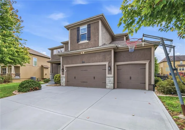 Photo 3 of Single family home for sale at 104 Sw Shores Dr, Lees Summit, MO 64064 | MLS# 2647691 | Listing updated on 2026-10-21