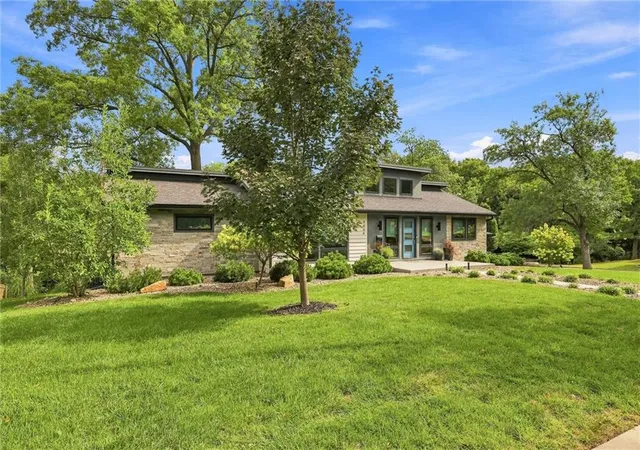 Photo 3 of Single family home for sale at 3004 West 82nd Ter, Leawood, KS 66206 | MLS# 2647697 | Listing updated on 2026-10-23