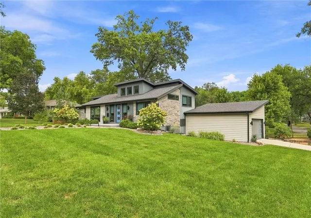 Photo 4 of Single family home for sale at 3004 West 82nd Ter, Leawood, KS 66206 | MLS# 2647697 | Listing updated on 2026-10-23