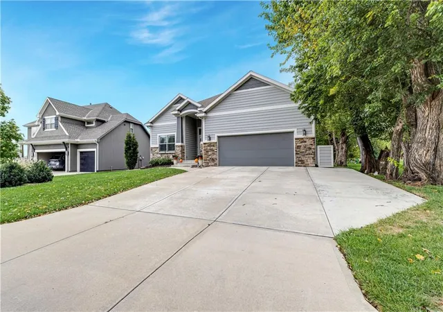 Photo 3 of Sale Pending at 16300 S Britton St, Olathe, KS 66062 | MLS# 2647732 | Listing updated on 2026-10-23
