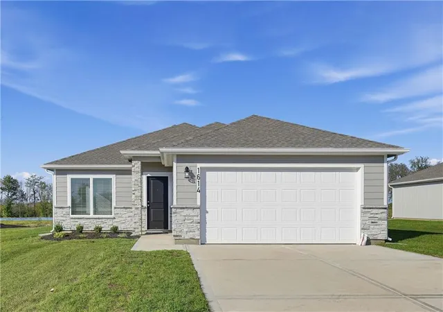 Single family home for sale at 1606 SW 10th Terrace, Oak Grove, MO 64075 | MLS# 2647752