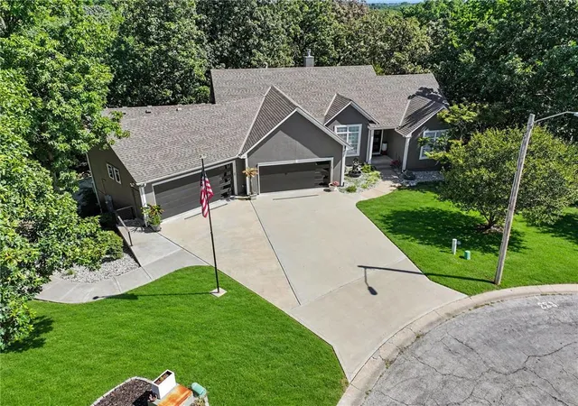 Photo 1 of Single family home for sale at 929 Ne Emily Ln, Lees Summit, MO 64086 | MLS# 2647756 | Listing updated on 2026-10-19