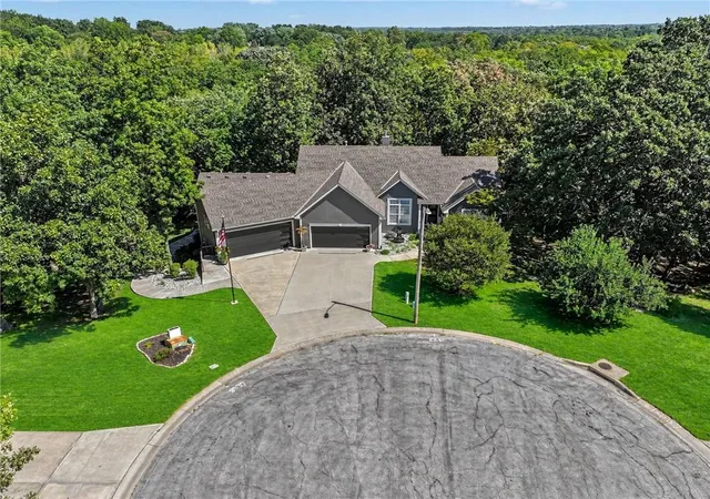 Photo 2 of Single family home for sale at 929 Ne Emily Ln, Lees Summit, MO 64086 | MLS# 2647756 | Listing updated on 2026-10-19