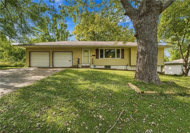 Single family home for sale at 8314 Kentucky Ave, Raytown, MO 64138 | MLS# 2647763