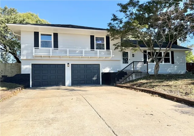 Photo 1 of Single family home for sale at 805 Pike St, Butler, MO 64730 | MLS# 2647764 | Listing updated on 2026-10-19