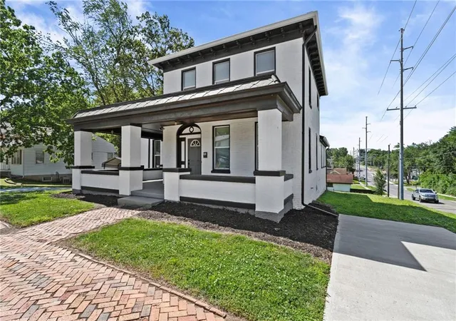 Photo 3 of Single family home for sale at 222 W Market St, Warrensburg, MO 64093 | MLS# 2647766 | Listing updated on 2026-10-19