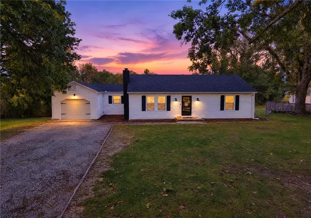 Single family home for sale at 106 Dunns Ln, Richmond, MO 64085 | MLS# 2647767
