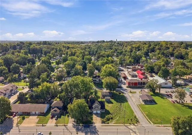 Photo 3 of Multi family home for sale at 307b E Main St, Smithville, MO 64089 | MLS# 2647776 | Listing updated on 2026-10-20